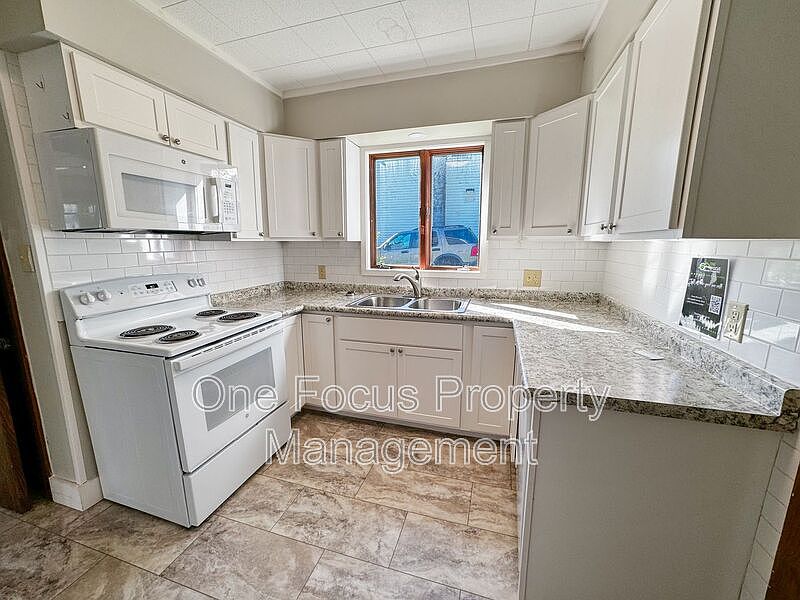 1st image of 468 Curtin St
