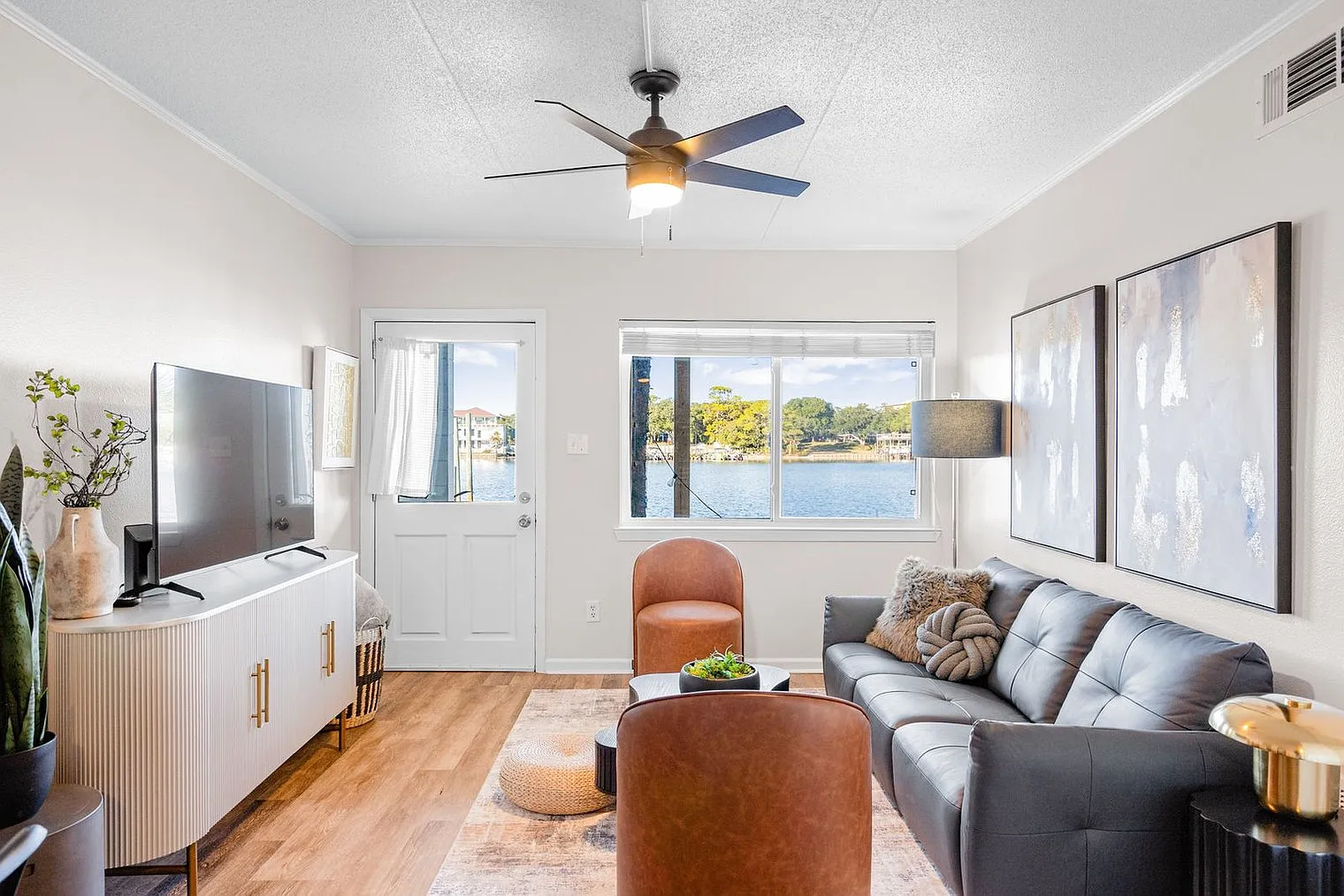 2 bed, 1.0 bath, 7254 sqft, $2,060 — Photo 2