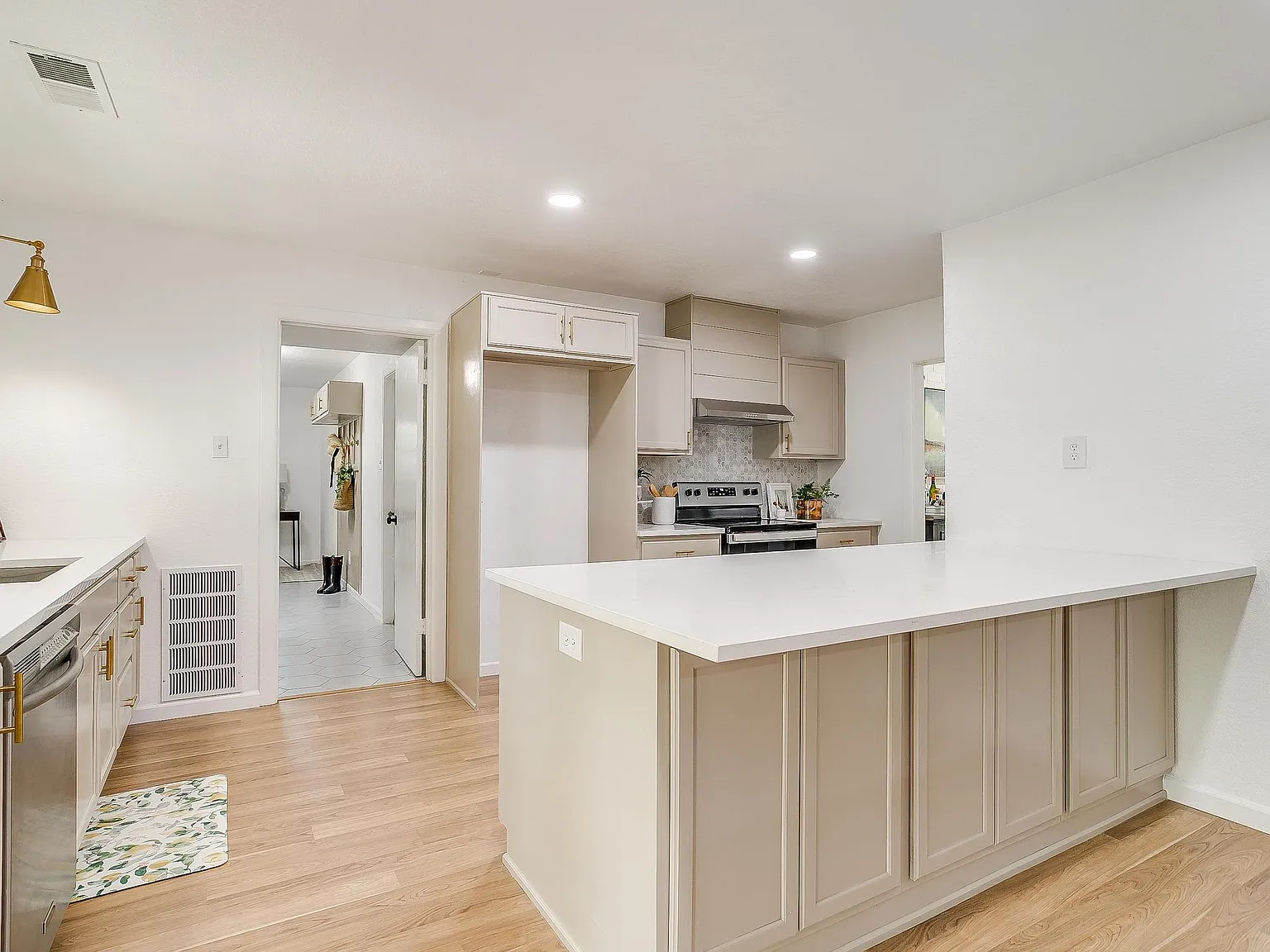 5 bed, 2.5 bath, 2794 sqft, $3,200 — Photo 3