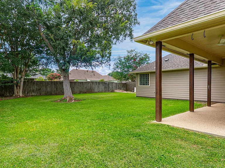 10741 Hillmont Ave — Photo 11