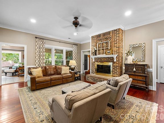 5th image of 412 Shadydale Ct