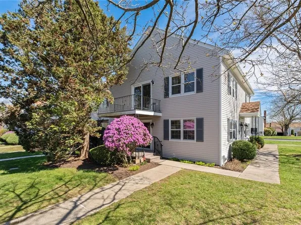 2970 Mendon Rd APT 52, Cumberland, RI 02864