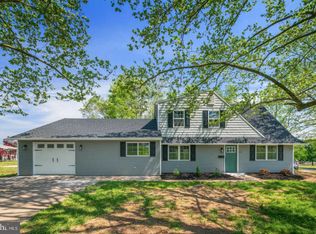 59 Hickory Ln, Levittown, PA