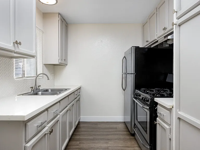 6021 Carlton Way — Photo 20