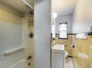58-30 203rd St #2, Oakland Gardens, NY 11364
