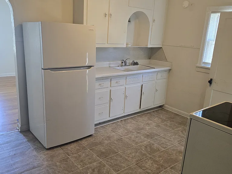 2528 Lincoln St — Photo 5