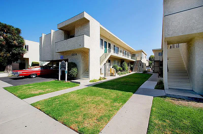 Lido Apartments - 12616-20 Caswell Ave — Photo 4