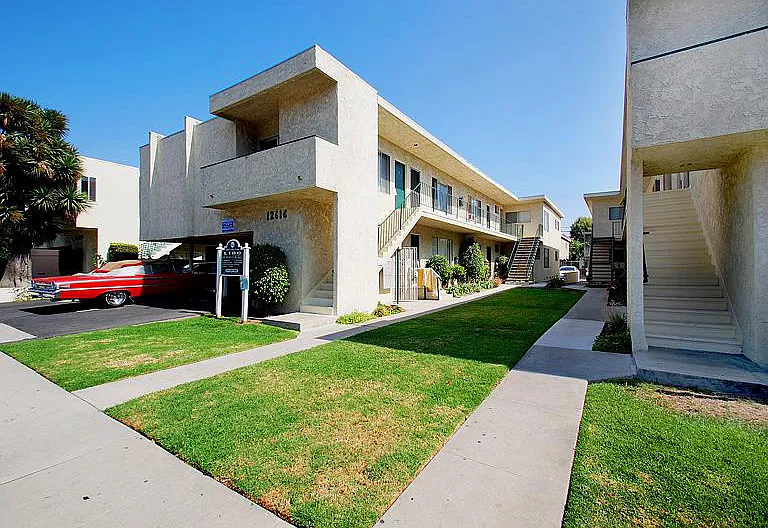 12616-12620 Caswell Ave — Photo 1