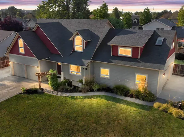 893 Smith St, Harrisburg, OR 97446