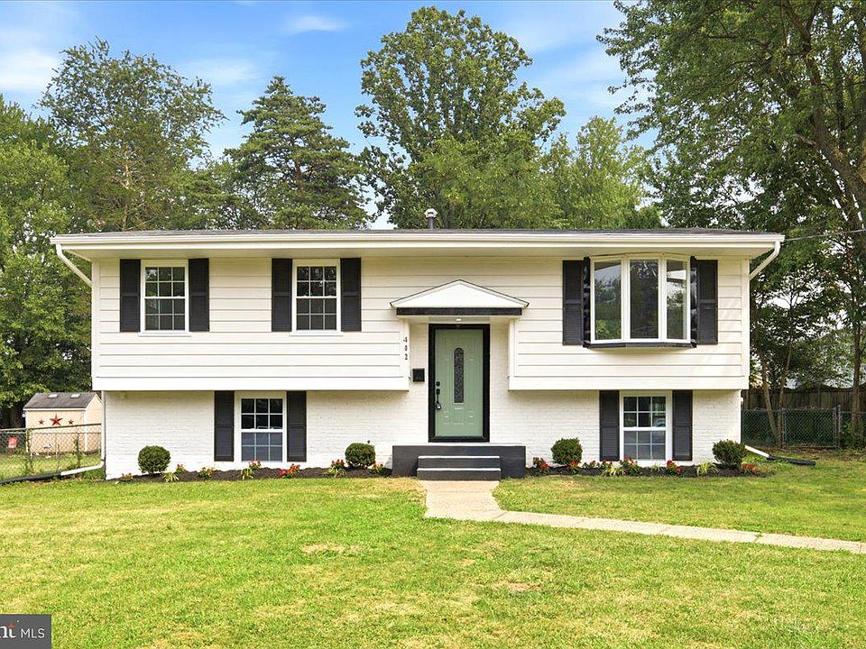 1st image of 402 Pickett Ln