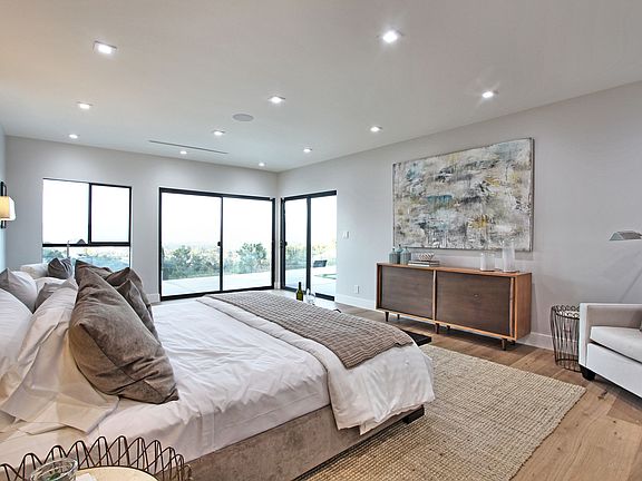 3rd image of 16441 Tudor Dr
