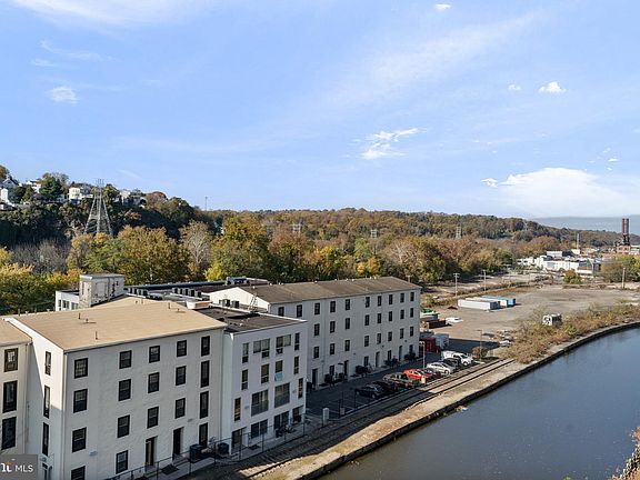 4th image of 2 Leverington Ave #Penthouse 11