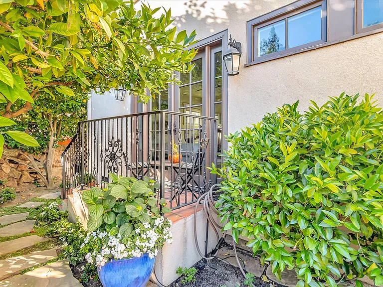 1568 Mariposa Ave — Photo 47