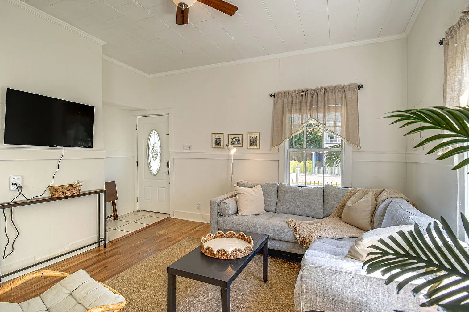 3 bed, 1.0 bath, 1463 sqft, $2,967 — Photo 1