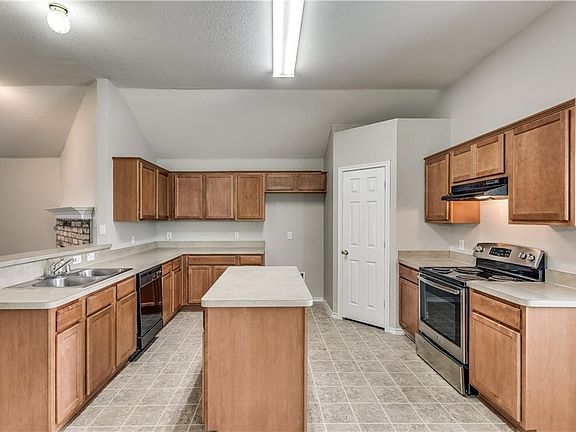 3rd image of 1118 Twin Lakes Dr