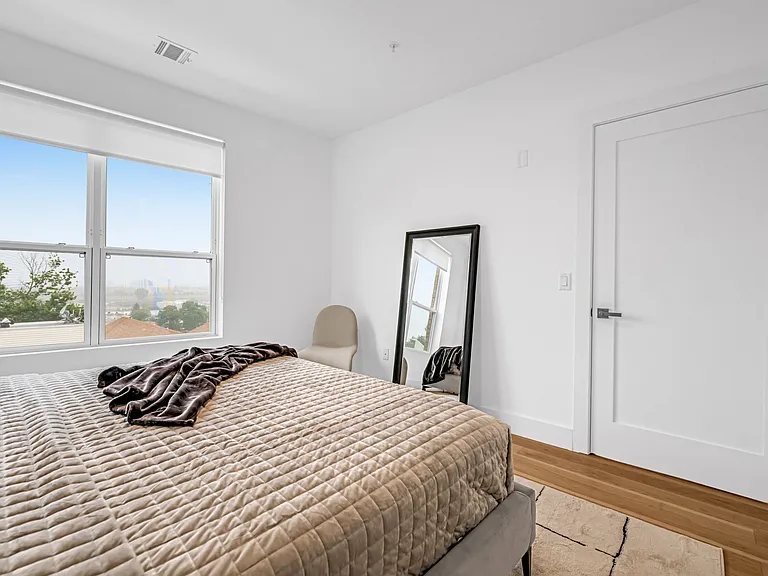 651 38th St #Penthouse 10 — Photo 16