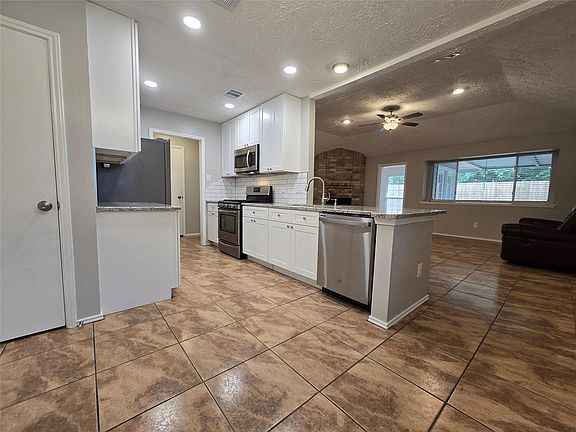 4th image of 1109 Willow Creek Dr
