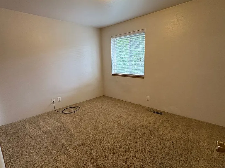 2050 Campus Dr — Photo 10