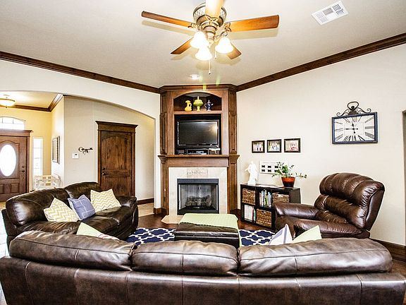 304 Horizon View living room