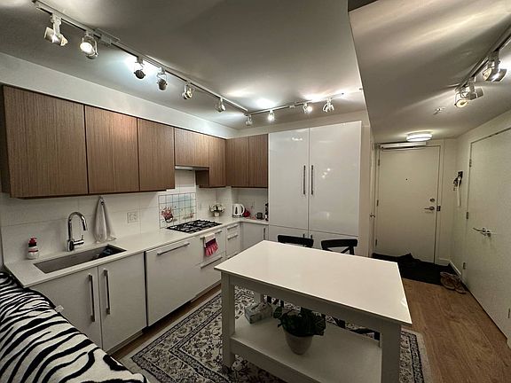 5th image of 188 Agnes St #706