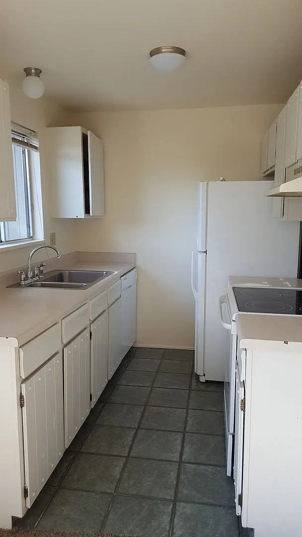 Charming Condo with Spacious Layout Move-In Mid-August — Photo 3