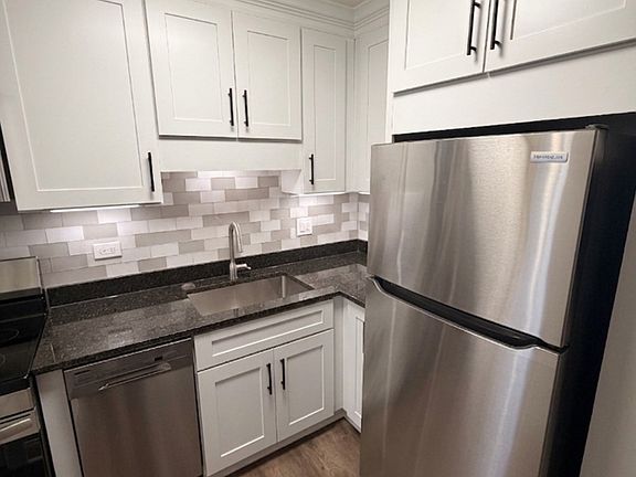 3rd image of 5152 Fairview Ave #3