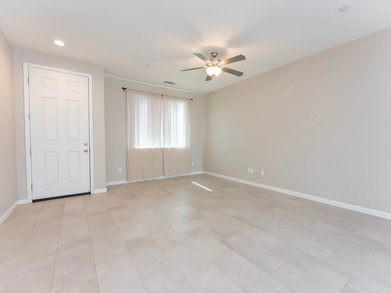 3 bed, 1297 sqft, $2,395 — Photo 3