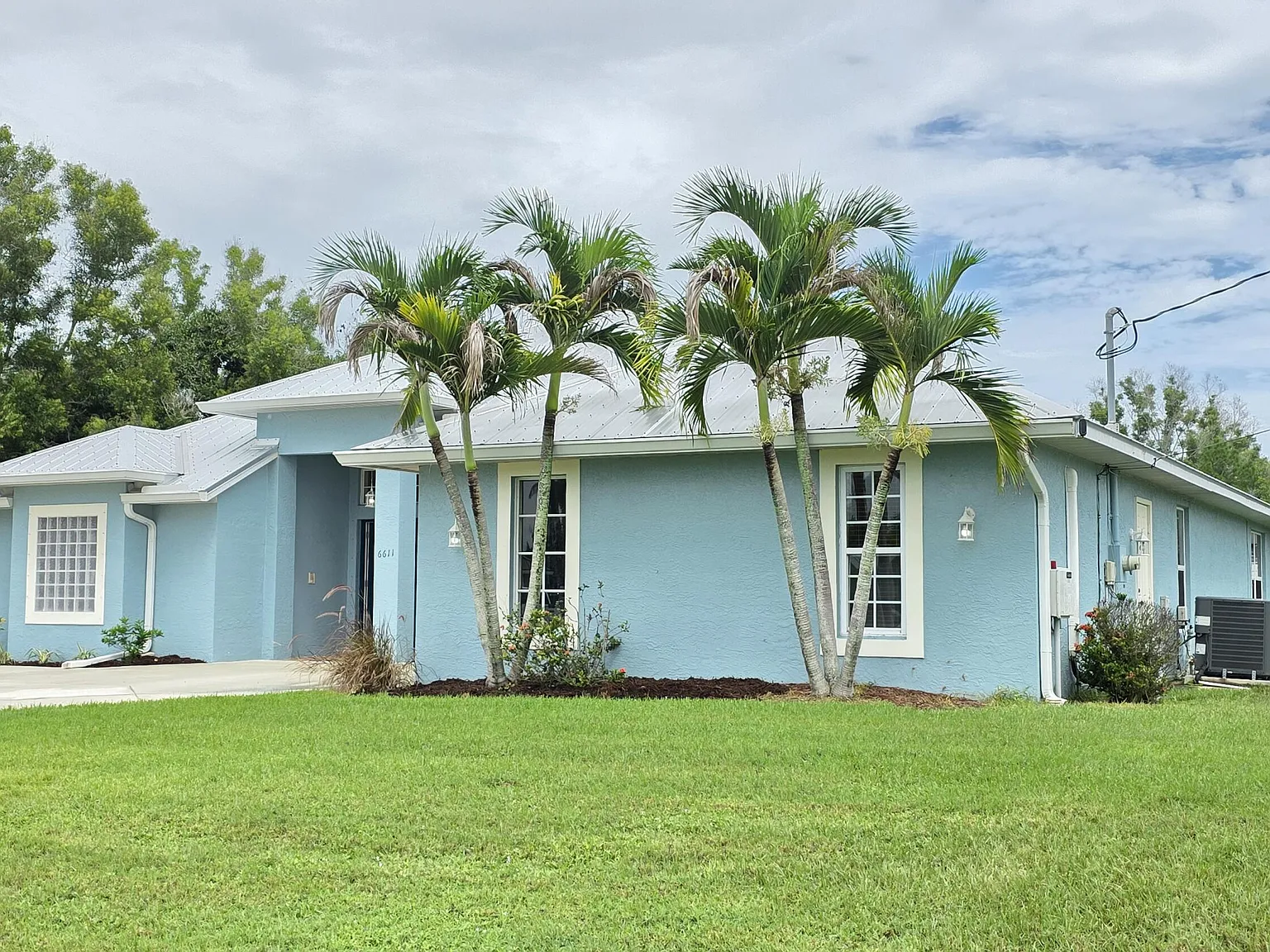 4 bed, 2.0 bath, 2348 sqft, $2,795 — Photo 1