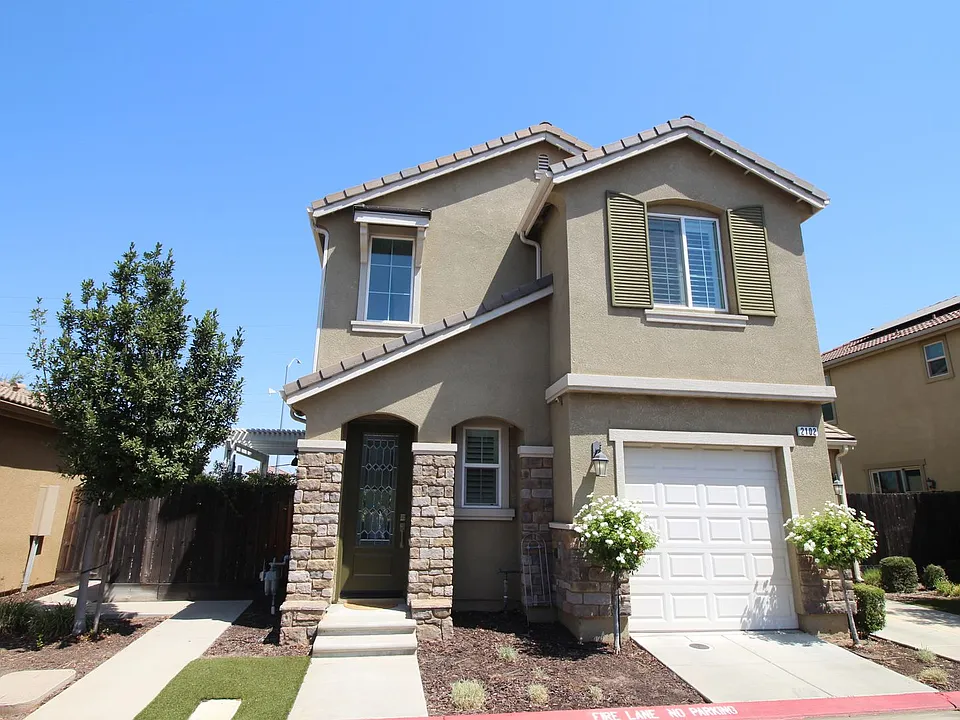 2102 E Makenna Dr