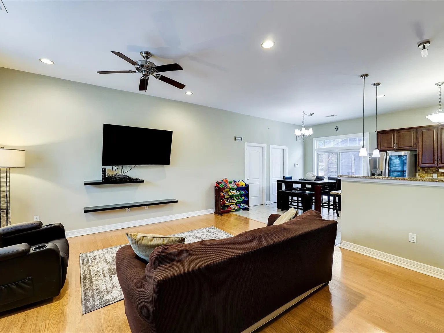 3 bed, 2.0 bath, 1650 sqft, $3,500 — Photo 3