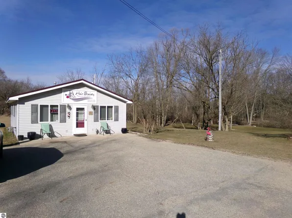 124 N Railroad St, Six Lakes, MI 48886