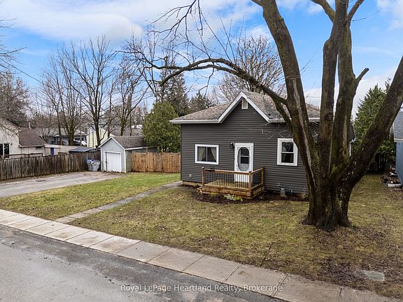 3rd image of 140 Rattenbury St W