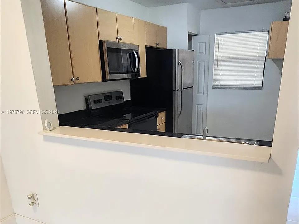 902 NE 209th St #203-40