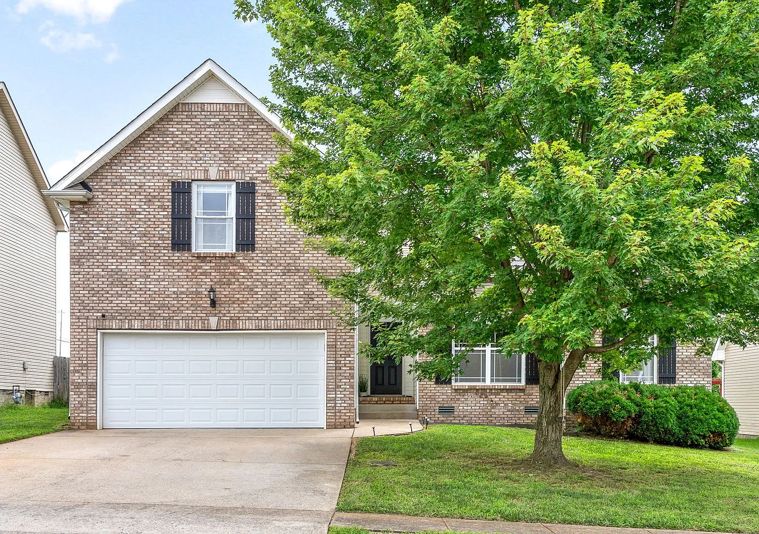 Gorgeous 3 Bedroom 2.5 Bath Pet Friendly Home For Rent — Photo 2