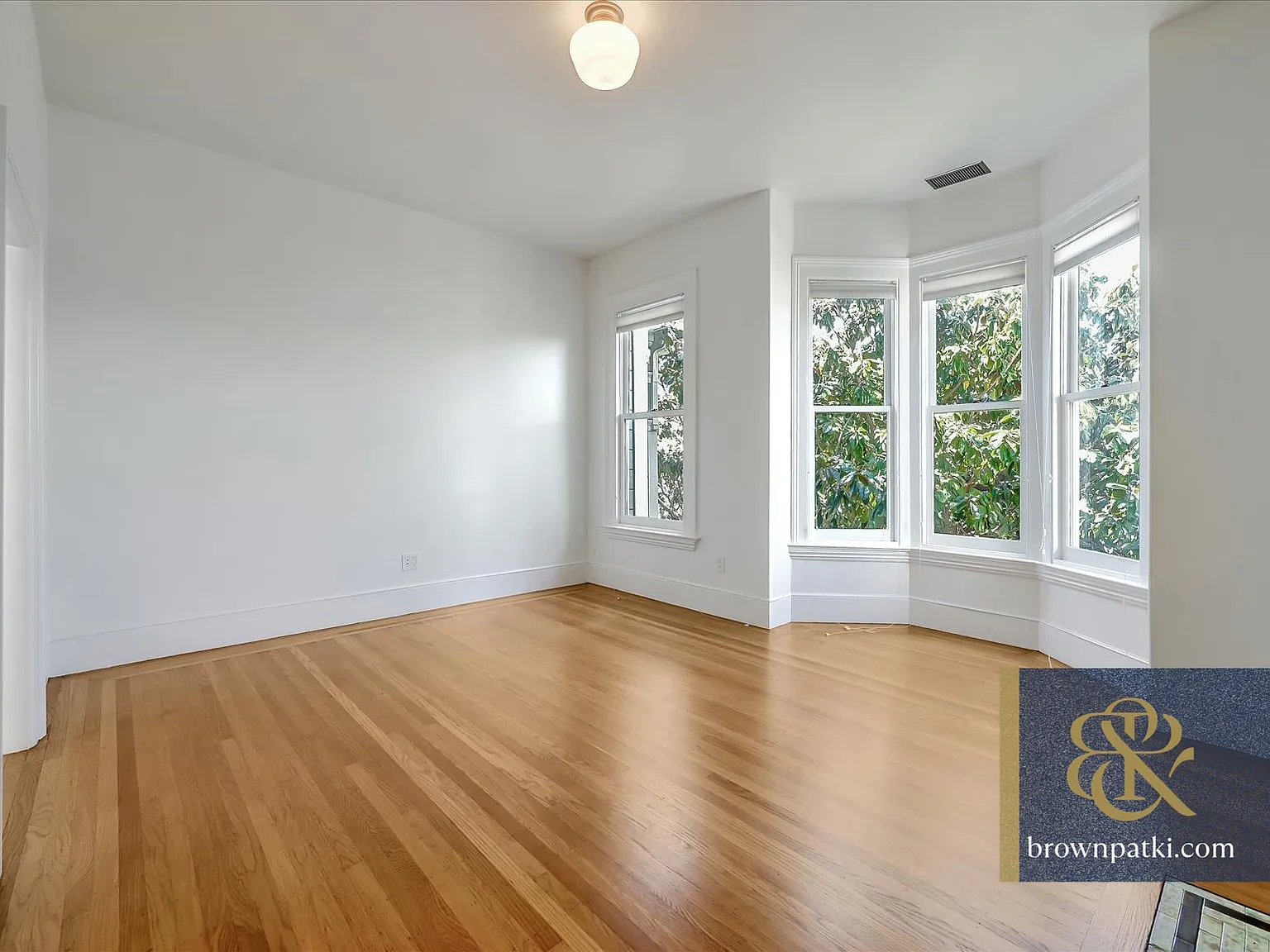 Top Flr Dolores Heights Flat, 2 Car Pkg!, W/D In Unit | Brown & Patki Inc. — Photo 4