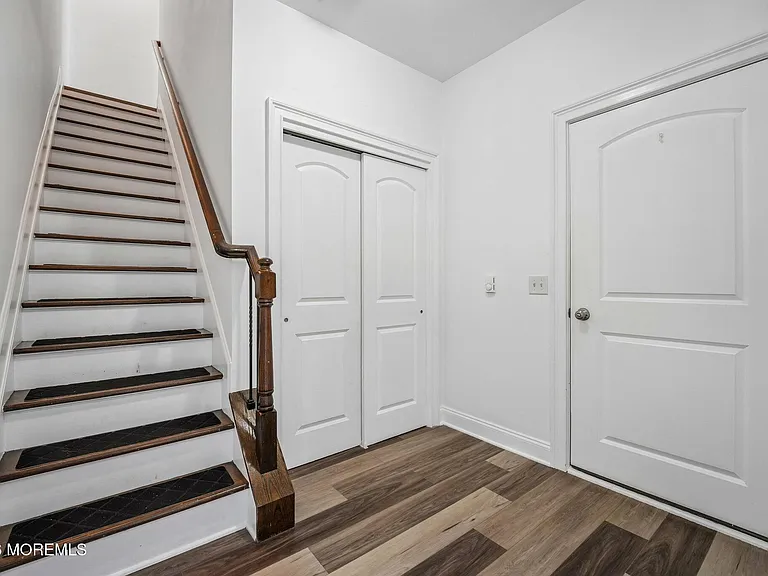 16 Emily Ct — Photo 3