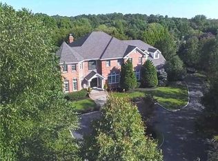 10 Wicks Ln, Saint James, NY 11780