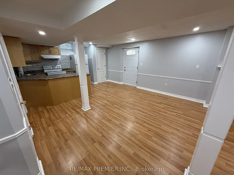 54 Castlepoint Dr #LOWER — Photo 10