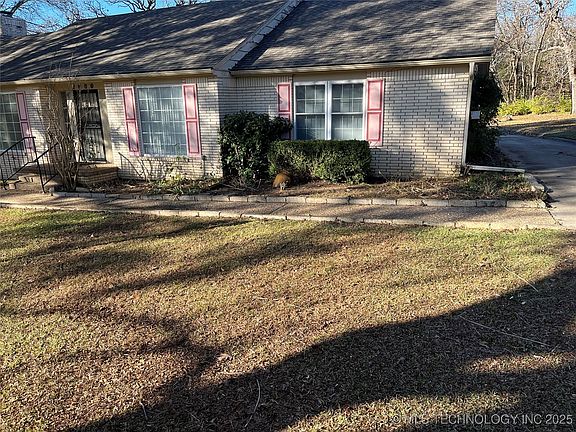 2nd image of 2000 Woodland Dr