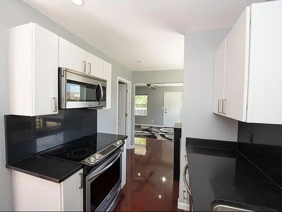 1033 N. 20th Street 
1 bedroom, 1bath duplex with garage, full basement, washer/dryer, dishwasher, yard and updated everything!