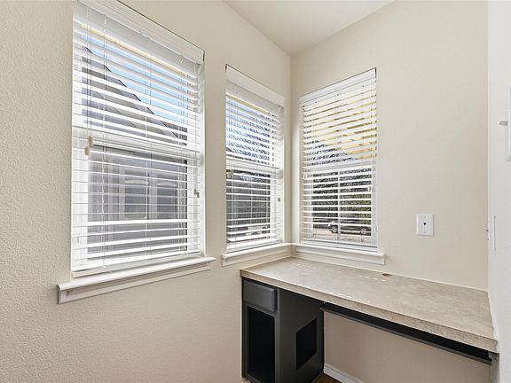 3rd image of 113 Creekview Dr