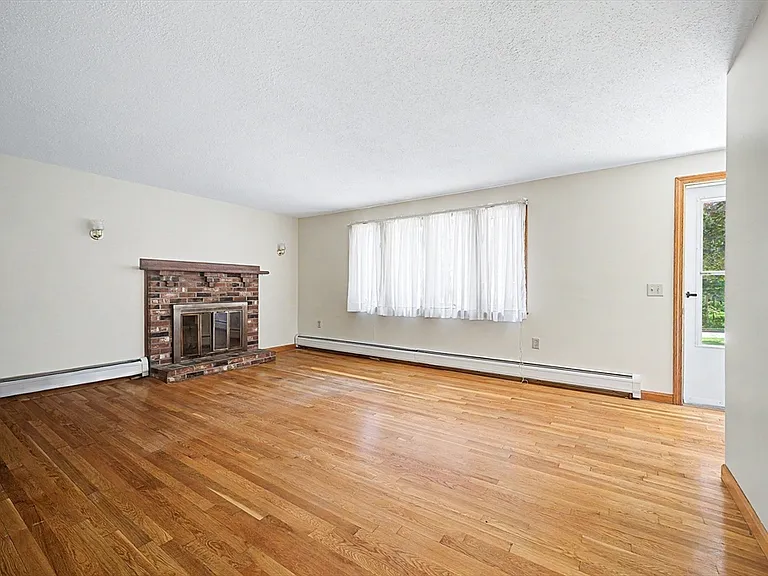 270 Wood St — Photo 9