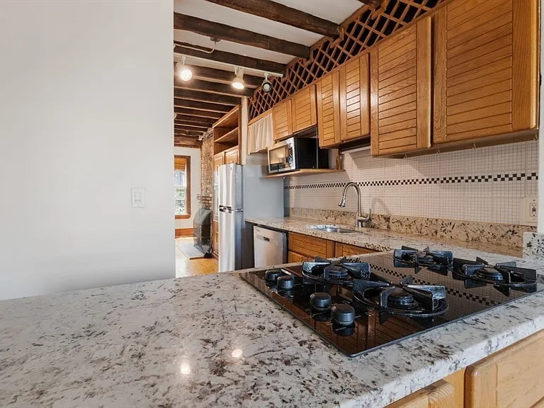 31 Myrtle St #4 — Photo 5