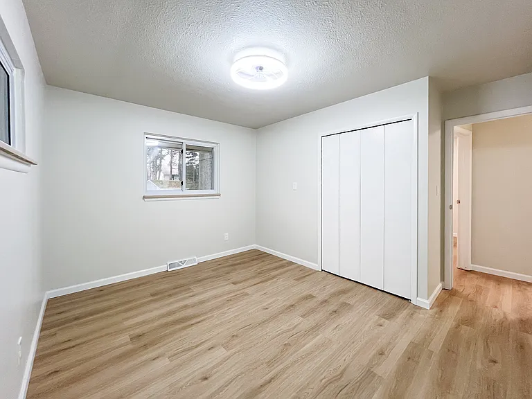 484 Jeannette Dr — Photo 8