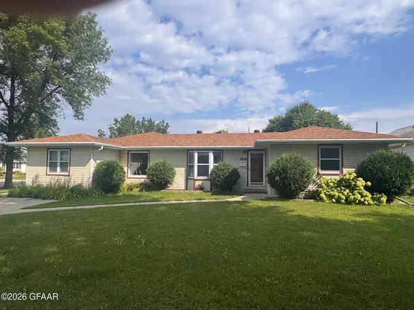 726 13th St NW, East Grand Forks, MN 56721