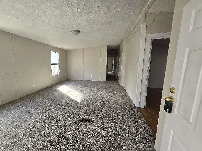 3 bed, 2.0 bath, 1408 sqft, $1,399 — Photo 2