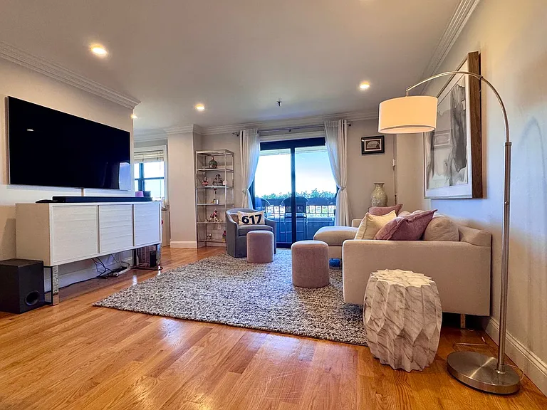 16 Harcourt St #9K — Photo 1
