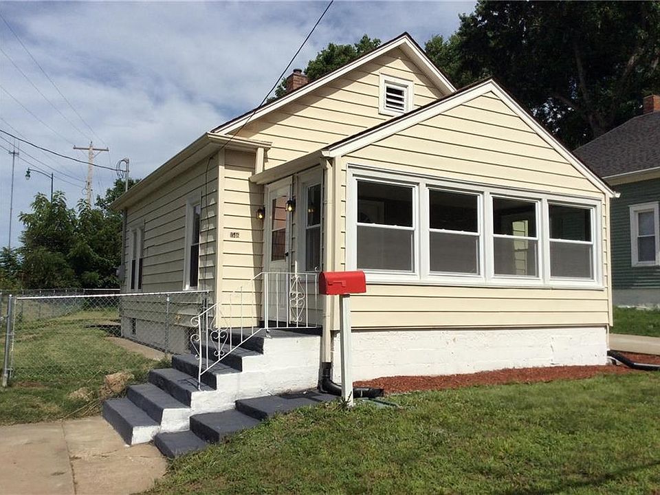 Cute starter home all ready for a new family to call it home.