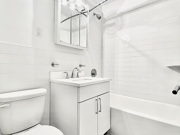4th image of 161 E 55th St #4R