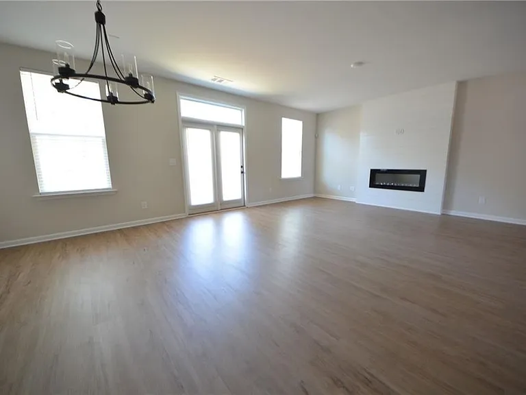 1147 Lucan Ln — Photo 14